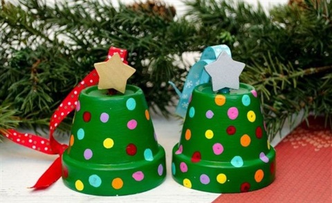 Hand painted holiday flowerpot craft