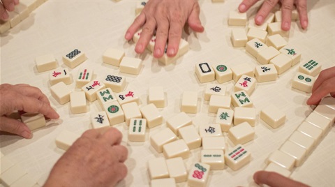 People playing riichi mahjong